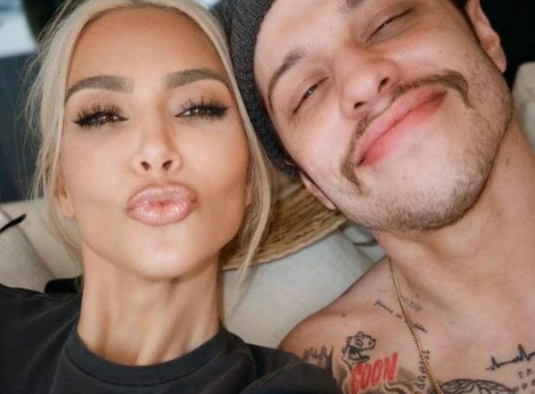 Κιμ Καρντάσιαν: «Έκανα σεξ με τον Πιτ Ντέιβιντσον μπροστά στο τζάκι για να “τιμήσω” τη γιαγιά μου»