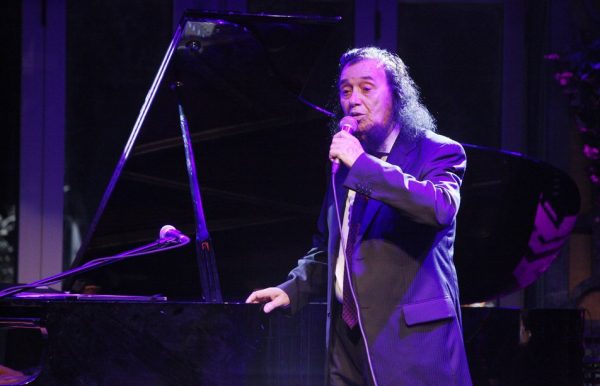 Σταμάτης Κόκοτας: Από φοιτητής ιατρικής στη Γαλλία τραγουδιστής σε καμπαρέ – Η γνωριμία με τον Ξαρχάκο και το «Ένα μεσημέρι»