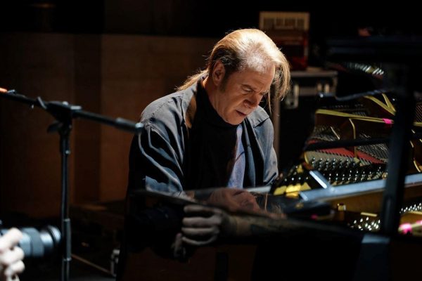 H Αυλή των Θαυμάτων του Ι. Καμπανέλλη, σε μουσική Στ. Κορκολή στο Θέατρο Παλλάς