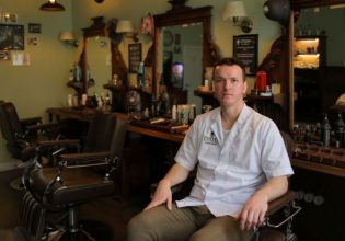 Ρωσία: Οι ιδιοκτήτες κουρείων στη Μόσχα πασχίζουν για την επιβίωσή τους