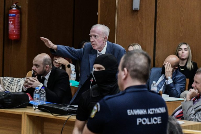 O Κώστας Πλεύρης χαιρέτησε ναζιστικά μέσα στο δικαστήριο – Χαμός στην αίθουσα – «Δεν ντρέπεσαι φασίστα»