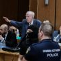 O Κώστας Πλεύρης χαιρέτησε ναζιστικά μέσα στο δικαστήριο – «Δεν ντρέπεσαι φασίστα»