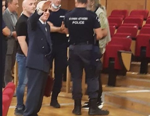 O Κώστας Πλεύρης χαιρέτησε ναζιστικά μέσα στο δικαστήριο – Χαμός στην αίθουσα – «Δεν ντρέπεσαι φασίστα»