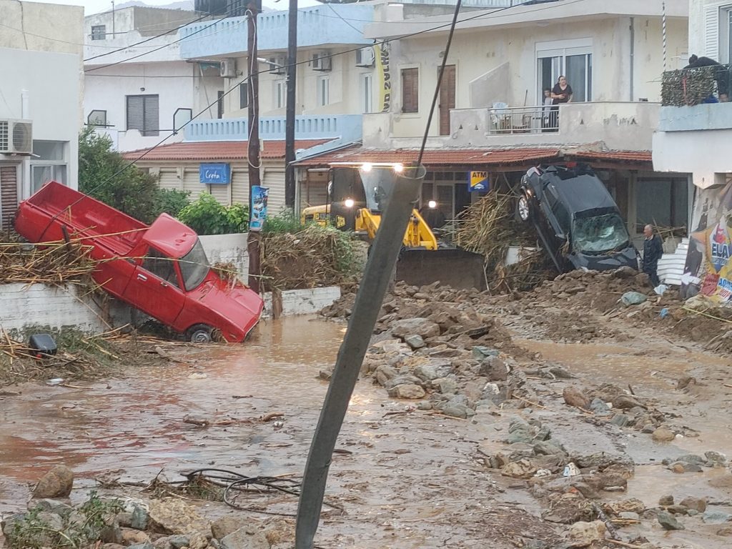Κρήτη: Έκτακτη ενημέρωση για τα ακραία πλημμυρικά φαινόμενα από την Πυροσβεστική – Συνεχίζονται οι έρευνες για την αγνοούμενη γυναίκα