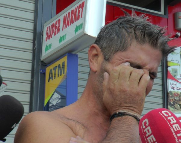 Κρήτη: H στιγμή που ο σύζυγος βουτά να βρει την αγνοούμενη γυναίκα του – Λύγισε μετά στην κάμερα