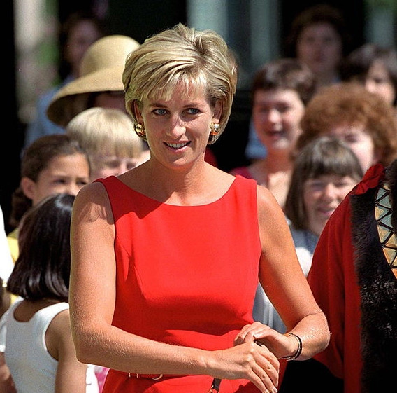 The Crown: H καταπληκτική ομοιότητα της Elizabeth Debicki με την Νταϊάνα