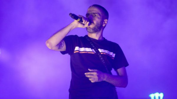 ΛΕΞ: Ποιος είναι ο ράπερ που ξεσηκώνει τα πλήθη και γεμίζει τα στάδια