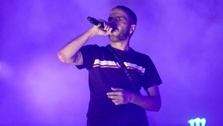 ΛΕΞ: Ποιος είναι ο ράπερ που ξεσηκώνει τα πλήθη και γεμίζει τα στάδια