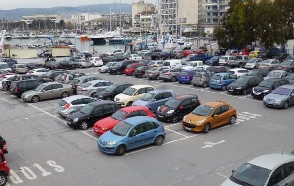 Βόλος: Νταής χτυπά τη σύζυγό του δημοσίως και ακόμη δύο γυναίκες που σπεύδουν να τη βοηθήσουν