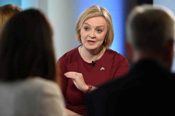 Βρετανία: Μετά τη συγγνώμη της Λιζ Τρας, όλα τα προβλήματα βρίσκονται μπροστά της