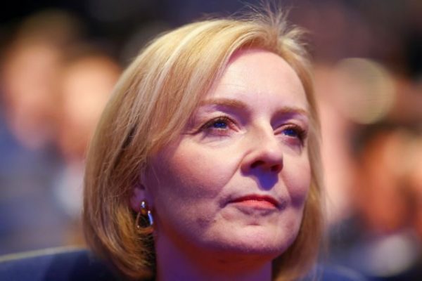 Βρετανία: Οδυνηρή ήττα και ταπεινωτική υποχώρηση – Τι σημαίνει το… αυτογκόλ της Τρας