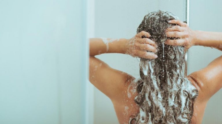 Πόσο συχνά πρέπει τελικά να λουζόμαστε – Το μεγάλο λάθος που κάνουμε όλοι