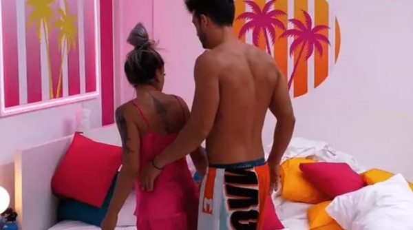 Love Island: Ξεκίνησε ο… ερωτισμός στο παιχνίδι – «Πήγαινα από πάνω του, ερχόταν από πάνω μου»