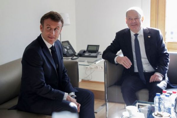 Σύνοδος Κορυφής: Μπρα ντε φερ Μακρόν με Σολτς – Μείωση στην τιμή VS επάρκειας στο φυσικό αέριο