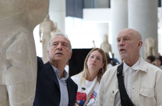 Ο Τζον Μάλκοβιτς στο Μουσείο της Ακρόπολης – Υπέρ της επιστροφής των Γλυπτών του Παρθενώνα ο διάσημος ηθοποιός