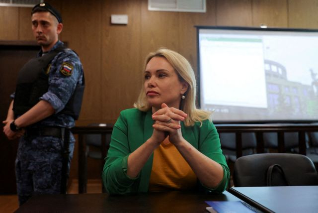 Ρωσία: Δικαστήριο διέταξε τη σύλληψη της δημοσιογράφου Μαρίνα Οβσιάνικοβα