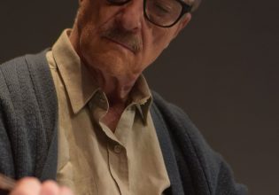 «Εγώ, ο Μάρκος Βαμβακάρης», ο Θανάσης Παπαγεωργίου συναντά τον ρεμπέτη στο θέατρο ΣΤΟΑ