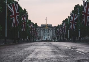 Πάνω από τα δύο τρίτα των Βρετανών θα μειώσουν τα έξοδα φέτος τις γιορτές