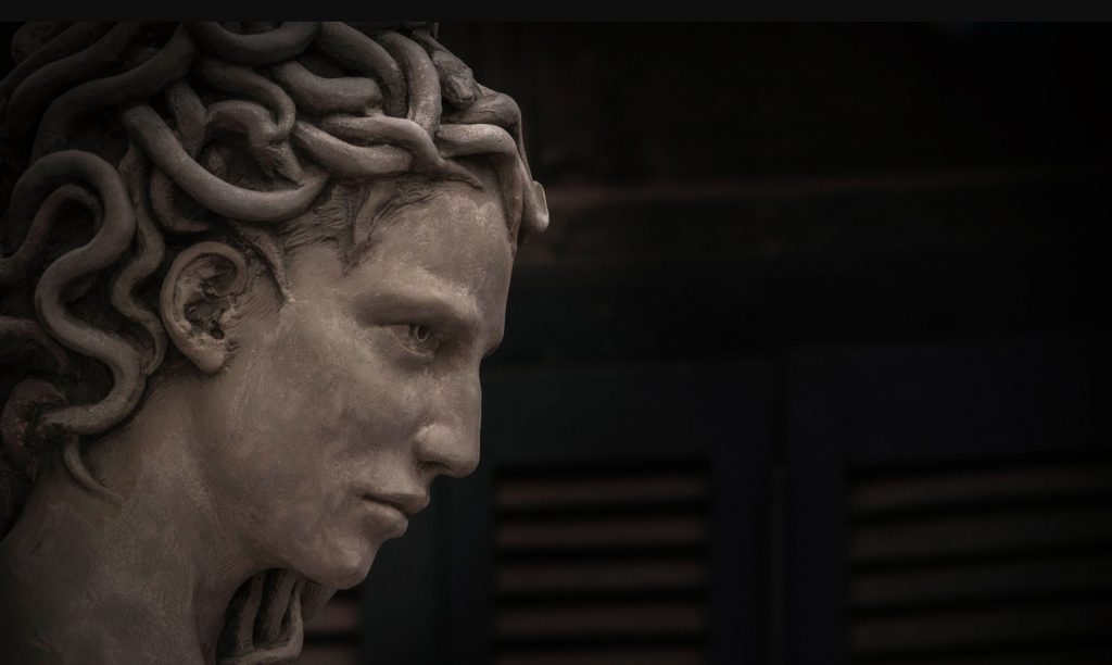 Η ομορφιά και η φρίκη της Μέδουσας: Ένα διαχρονικό σύμβολο της ισχυροποίησης των γυναικών