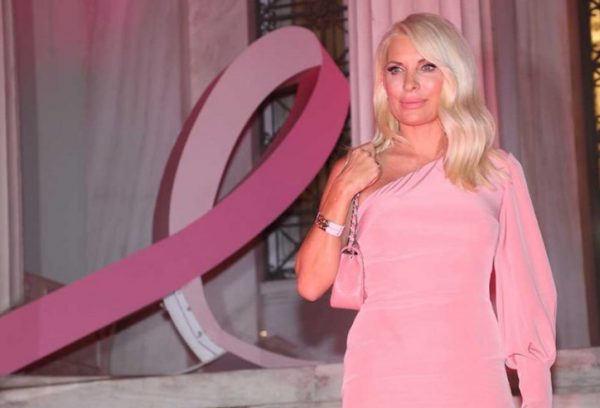 Ελένη Mενεγάκη: Λαμπερή ντυμένη στα ροζ στην παγκόσμια εκστρατεία για τον καρκίνο του μαστού