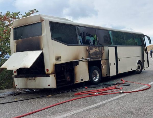 Στις φλόγες τυλίχτηκε λεωφορείο στα Μετέωρα