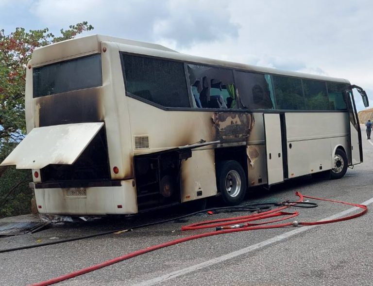 Στις φλόγες τυλίχτηκε λεωφορείο στα Μετέωρα