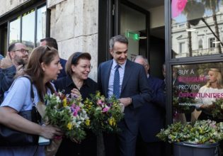 Ο Κυριάκος Μητσοτάκης εγκαινίασε τα ανακαινισμένα λουλουδάδικα στο Σύνταγμα