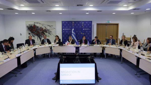 Ο Νότης Μηταράκης ενημέρωσε τους πρέσβεις των κρατών-μελών της ΕΕ για το μεταναστευτικό