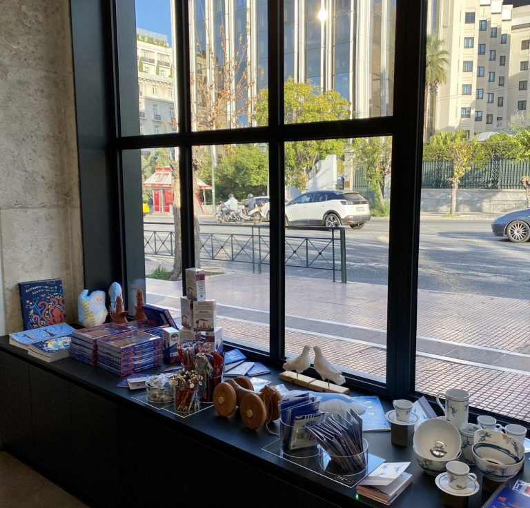 Τα ιστορικά ανθοπωλεία της Βουλής ξανανοίγουν μετά από 12 χρόνια