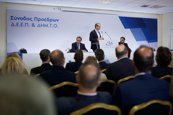 «Σεμνά και ταπεινά»: Το μήνυμα Μητσοτάκη προς τα στελέχη της ΝΔ