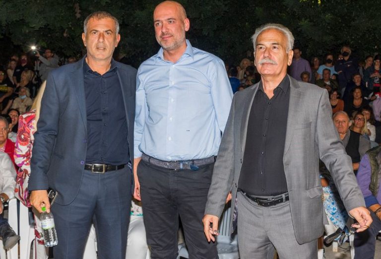 Ο Δήμαρχος Πειραιά Γιάννης Μώραλης στη Γιορτή Τσικουδιάς στην πλατεία Πηγάδας