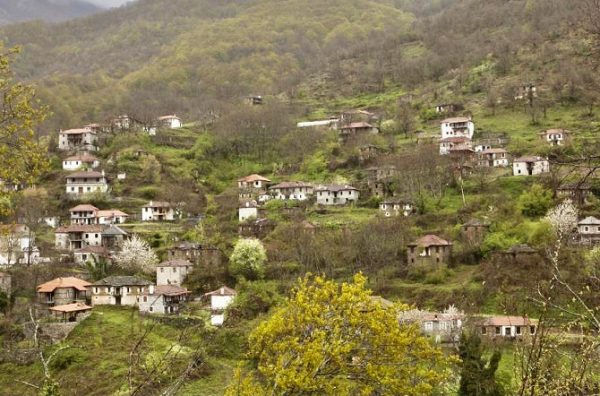 Μόρνα: Το «στοιχειωμένο» χωριό με τους θρύλους που θυμίζει θρίλερ