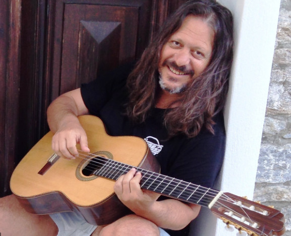 Ο Αντώνης Μιτζέλος μαζί με τη Φωτεινή Δάρρα και τη Μιρέλα Πάχου στο Casa De Musica