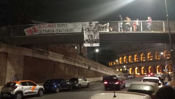 Ρώμη: Νεοφασίστες ανάρτησαν πανό με φωτογραφία του Μουσολίνι απέναντι από το Κολοσσαίο