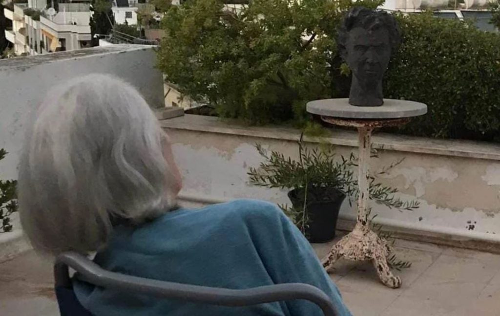 Η Μυρτώ κοιτά την Ακρόπολη χωρίς τον Μίκη Θεοδωράκη στο πλευρό της