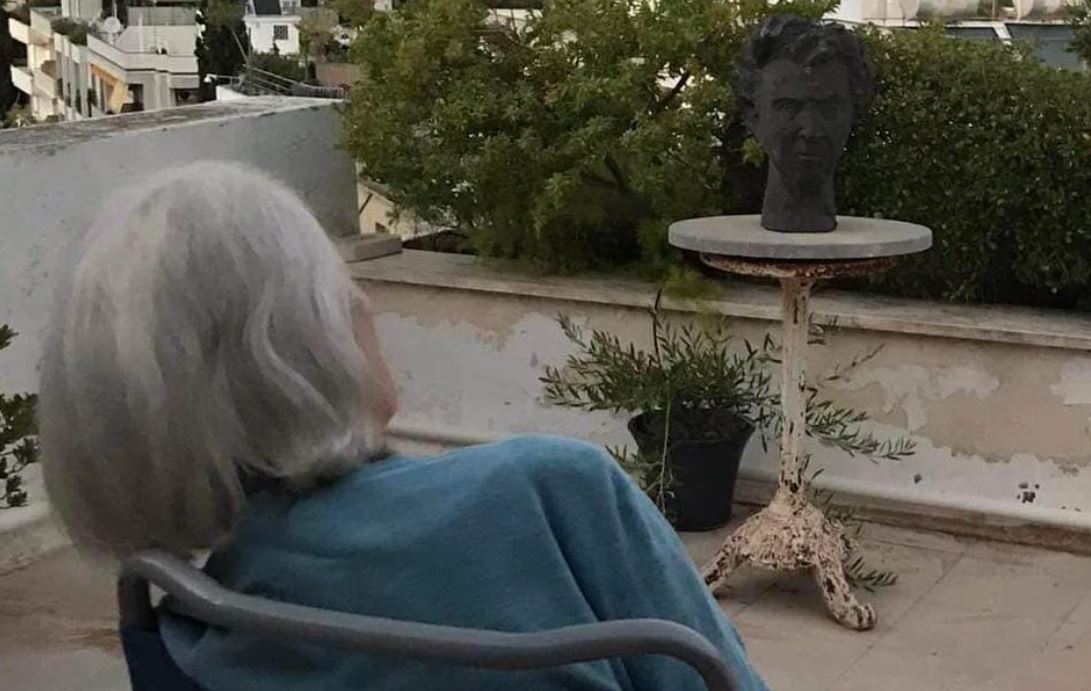 Η Μυρτώ κοιτά την Ακρόπολη χωρίς τον Μίκη Θεοδωράκη στο πλευρό της