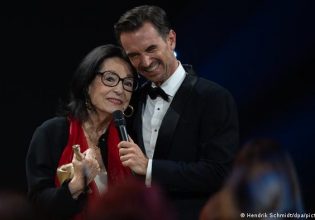 Νάνα Μούσχουρη: Τιμήθηκε με το μεγαλύτερο γερμανικό «Βραβείο Κοινού» – Τη χειροκροτούσαν όρθιοι