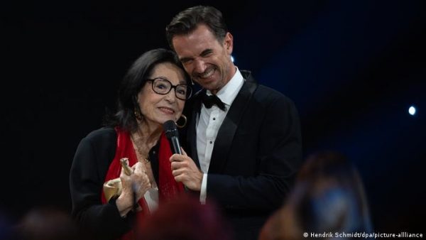 Νάνα Μούσχουρη: Τιμήθηκε με το μεγαλύτερο γερμανικό «Βραβείο Κοινού» – Τη χειροκροτούσαν όρθιοι