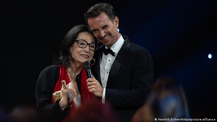 Νάνα Μούσχουρη: Τιμήθηκε με το μεγαλύτερο γερμανικό «Βραβείο Κοινού» - Τη χειροκροτούσαν όρθιοι