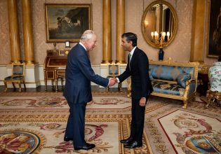 Ρίσι Σούνακ: O βασιλιάς Κάρολος έδωσε την εντολή σχηματισμού κυβέρνησης