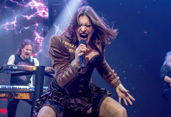 Φλορ Τζάνσεν: Συγκίνησε η τραγουδίστρια των Nightwish – Ανακοίνωσε ότι διεγνώσθη με καρκίνο του μαστού