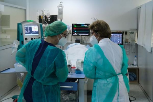 ΕΣΥ: Γιατροί του δημοσίου παίρνουν πράσινο φως για ιδιωτικά ιατρεία και χειρουργεία – Τι προβλέπει το νομοσχέδιο