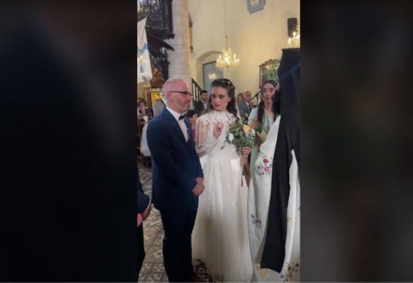 Ρίγη συγκίνησης: Νύφη μετέφερε στον αγαπημένο της στη νοηματική τα λόγια του ιερέα την ώρα του γάμου τους