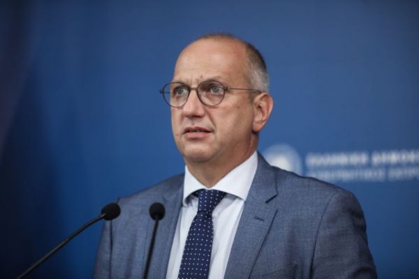 Δείτε live την ενημέρωση των δημοσιογράφων από τον κυβερνητικό εκπρόσωπο Γιάννη Οικονόμου