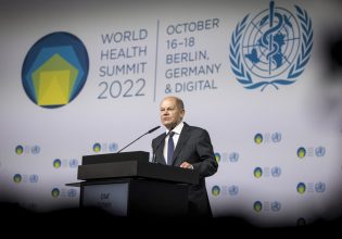 Σολτς: Μιλούσε για μελλοντικές πανδημίες όταν ακτιβιστές τον διέκοψαν με τον… συναγερμό πυρκαγιάς