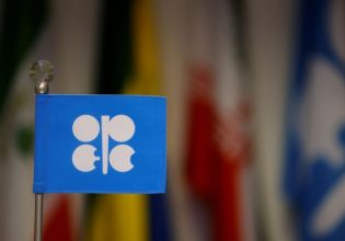 ΟΠΕΚ+: Συμφωνία για μείωση της παραγωγής κατά 2 εκατ. βαρέλια ημερησίως