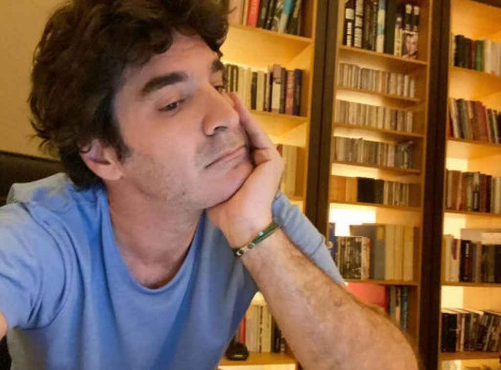 Παπακαλιάτης: Εκεί εμπνέεται τα σενάρια των αριστουργηματικών σειρών του – Δείτε το απίθανο σπίτι του