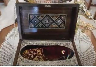 Κοζάνη: «Πάρτι» στο twitter για το προσκύνημα της «ιερής παντόφλας»