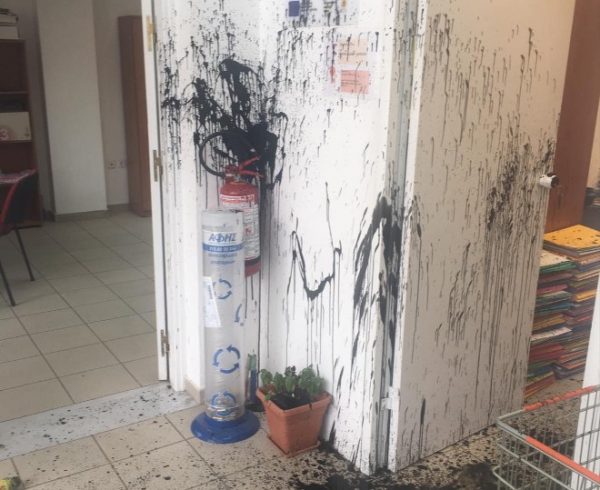 Παλλήνη: Άνδρας επιτέθηκε με άγνωστη χημική ουσία σε υπαλλήλους της Υπηρεσίας Δόμησης