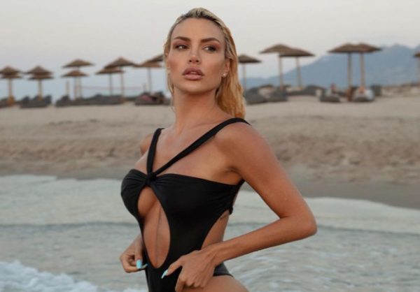 Αλεξάνδρα Παναγιώταρου: Ποζάρει φορώντας το μπουρνούζι της και «αρρωσταίνει» το Instagram